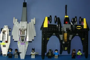 3 LEGO SETS, D.C UNIVERSE SUPER HEROES: BATWING JETPLANE, CATWOMAN JET & AMPHIBIAN POLICE CAR, PLUS 6 HIGHLY COLLECTIBLE NOW RARE RETIRED MINIFIGURES: 2 BATMAN MFGS GREY & BLACK, CATWOMAN, JOKER, HENCHMAN, POLICE GUARD ETC. 287 PCS (KIT 32)